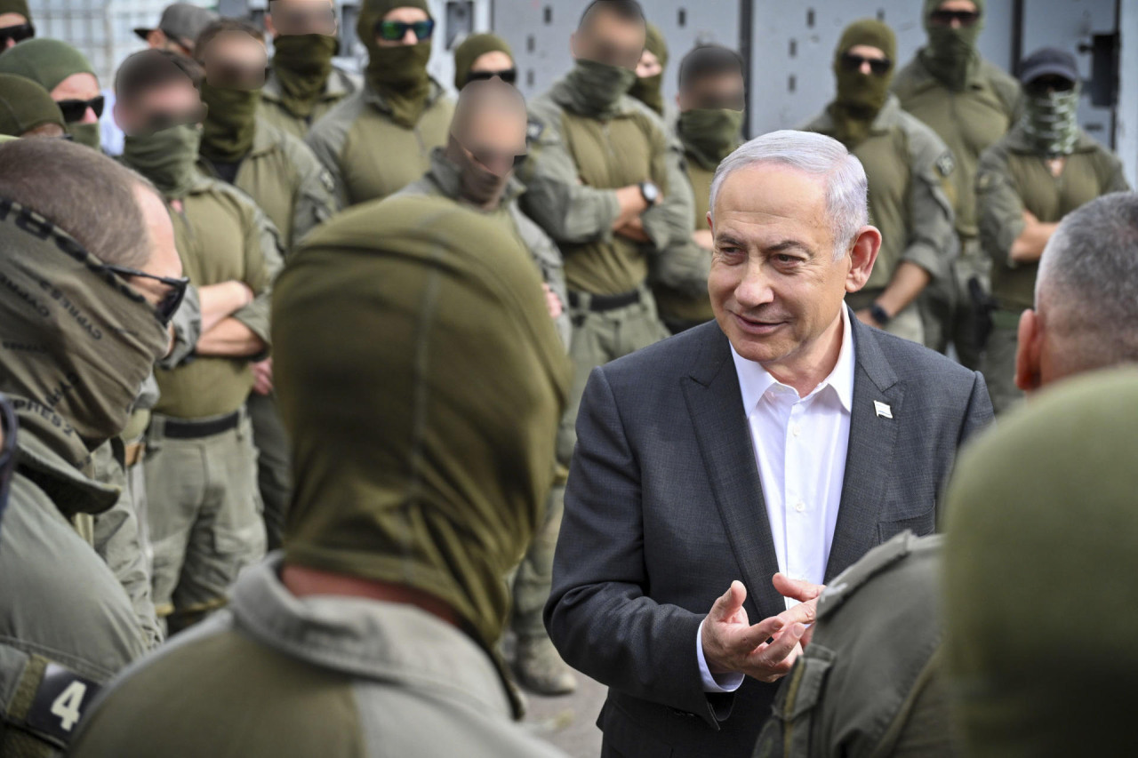 Benjamín Netanyahu felicitando a las tropas israelíes del rescate en Rafah. Foto: EFE.