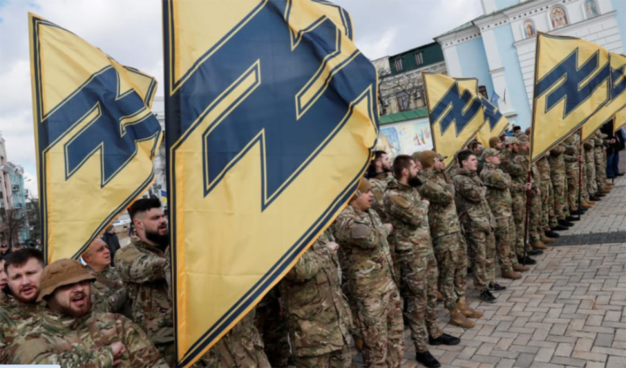 Batallón Azov y su bandera con la runa Wolfsangel. Foto: Reuters.