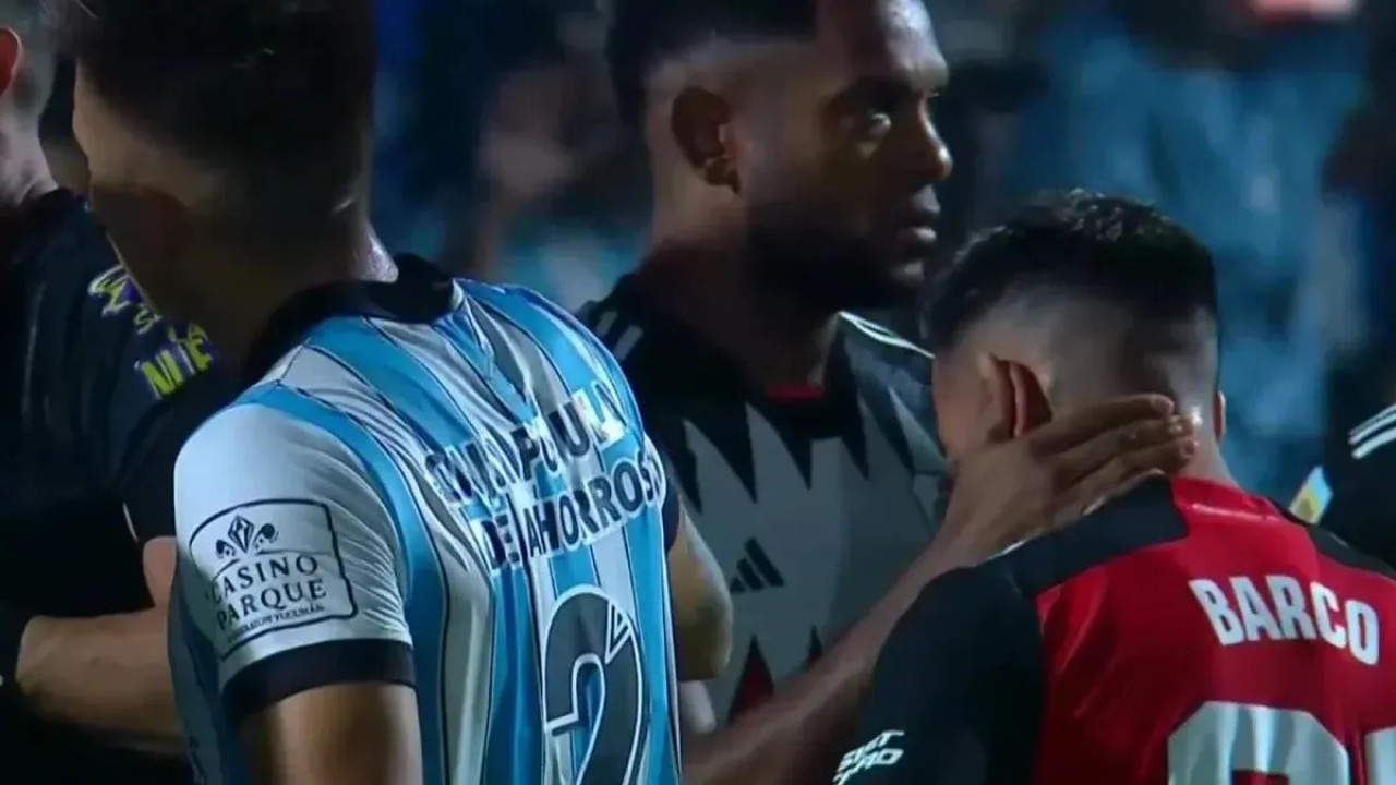 Disputa entre Borja y Barco por el penal ante Atlético Tucumán. Foto: Captura de video