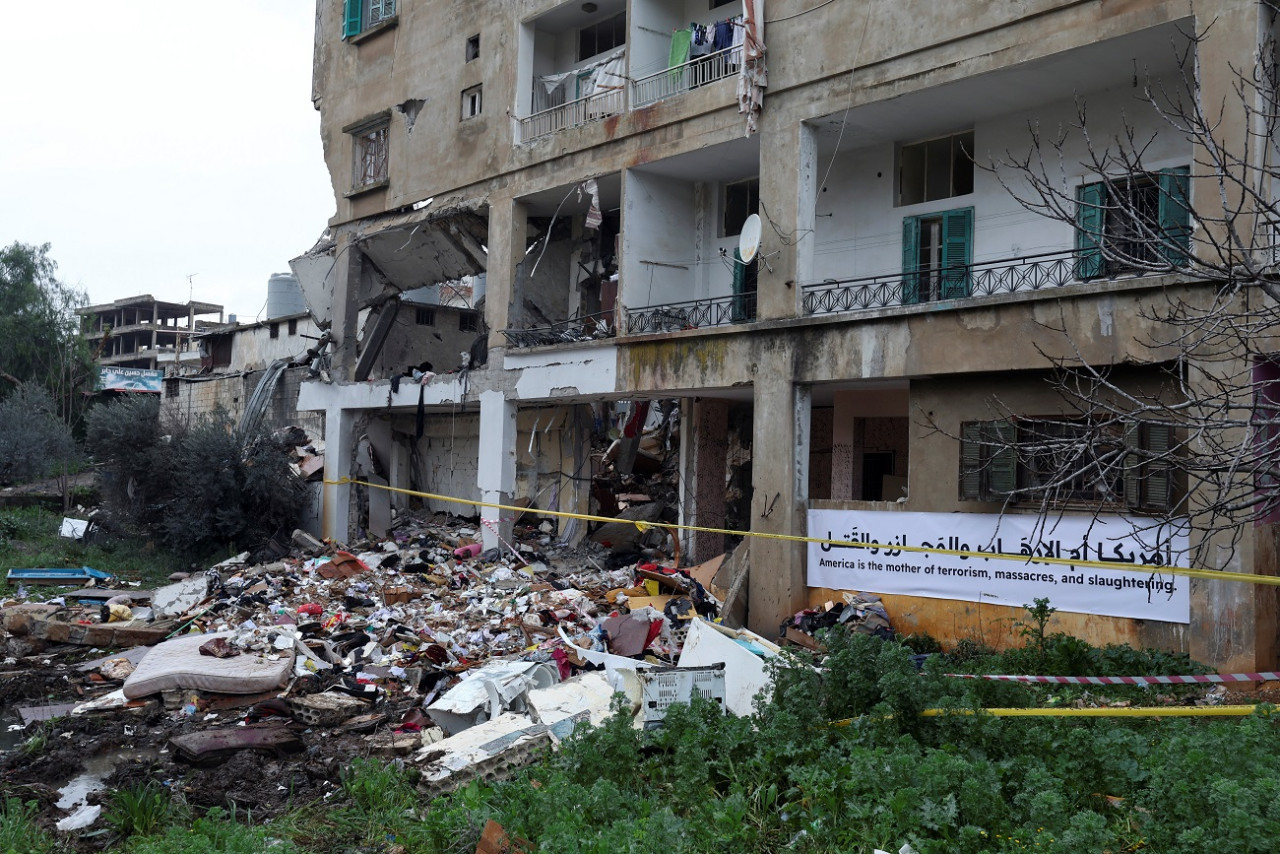 Así quedó el edificio de Nabatieh (Líbano) tras el ataque de Israel. Foto. Reuters
