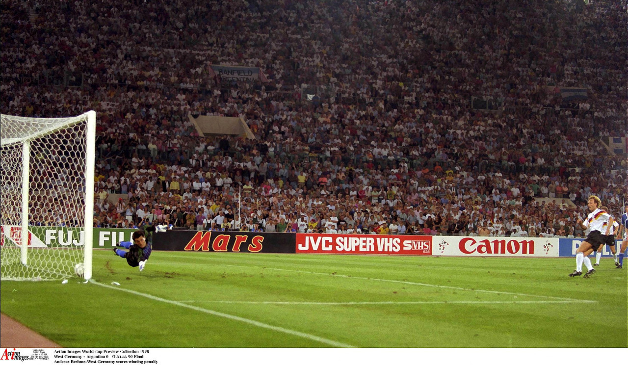 El penal de Andreas Brehme que le dio la Copa del Mundo en Italia 1990 a Alemania. Foto: Reuters.
