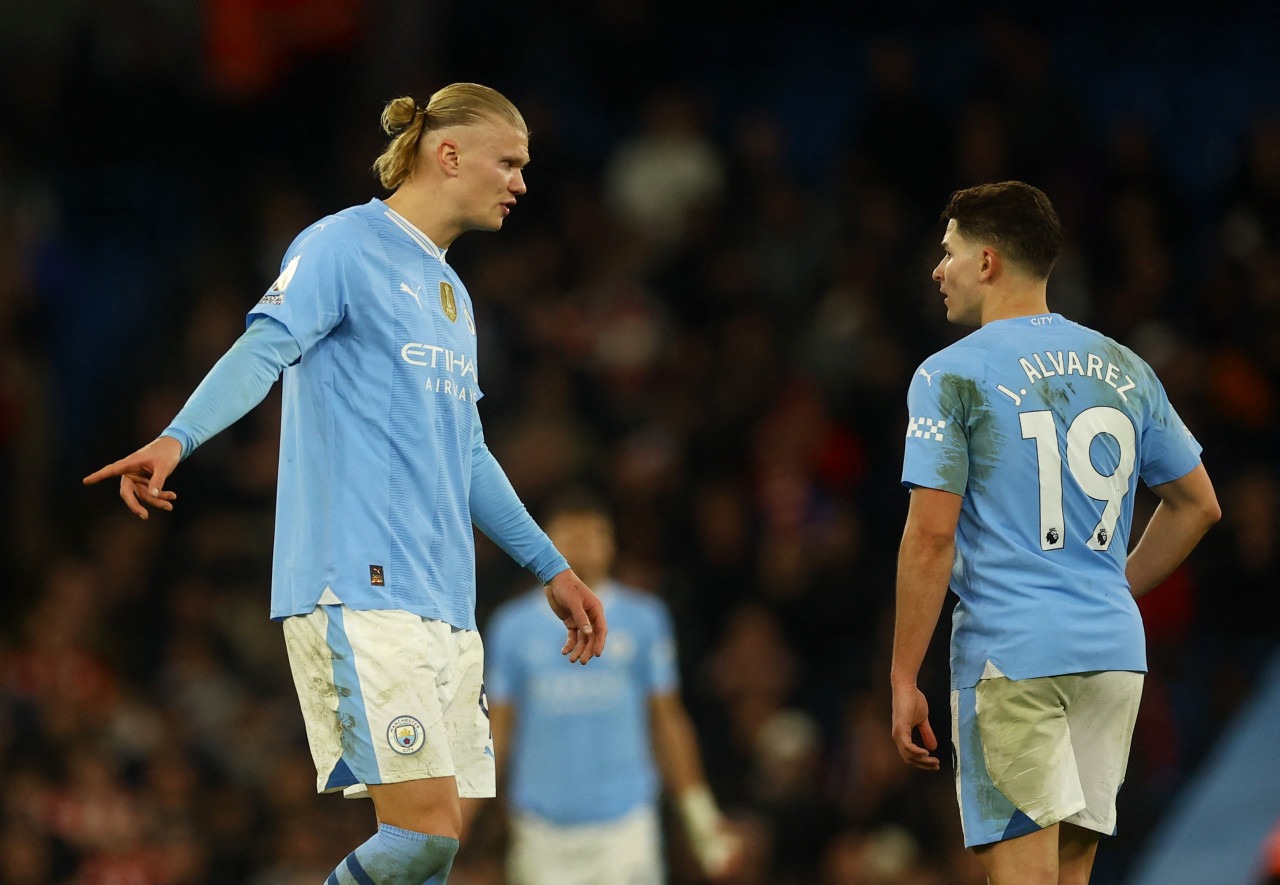 Erling Haaland y Julián Álvarez en el Manchester City. Foto: REUTERS.