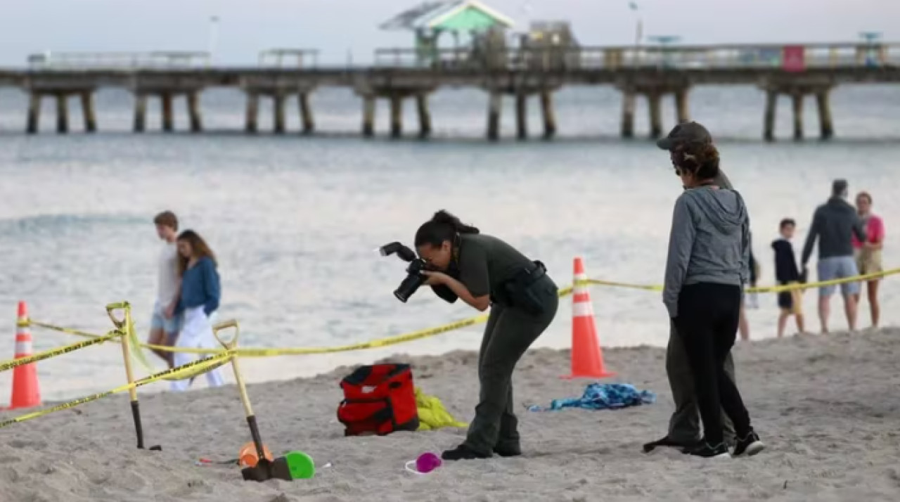 Muerte de una niña en una playa de Estados Unidos luego de caer en un hoyo.
