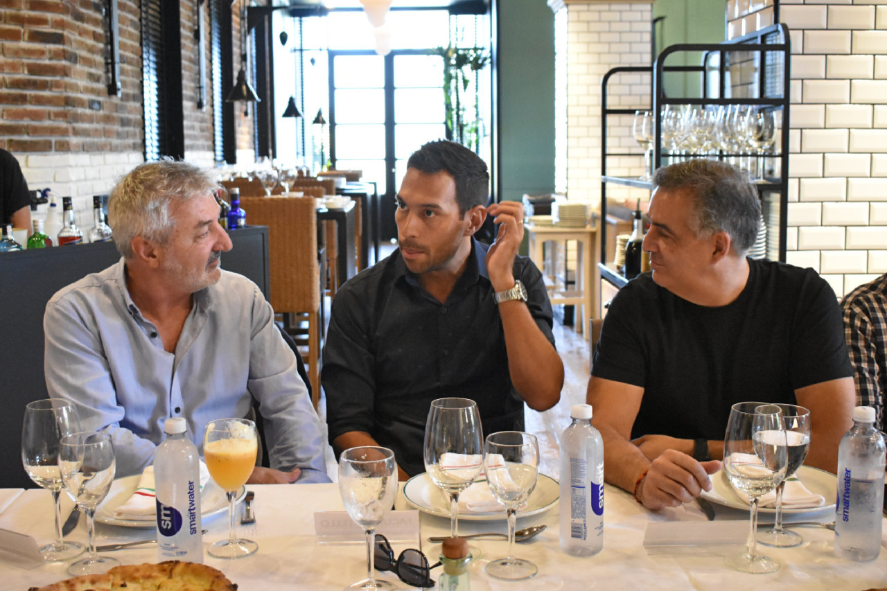 Dirigentes de Racing e Independiente junto a Facundo Tello en almuerzo de camaradería. Foto: @LigaAFA.