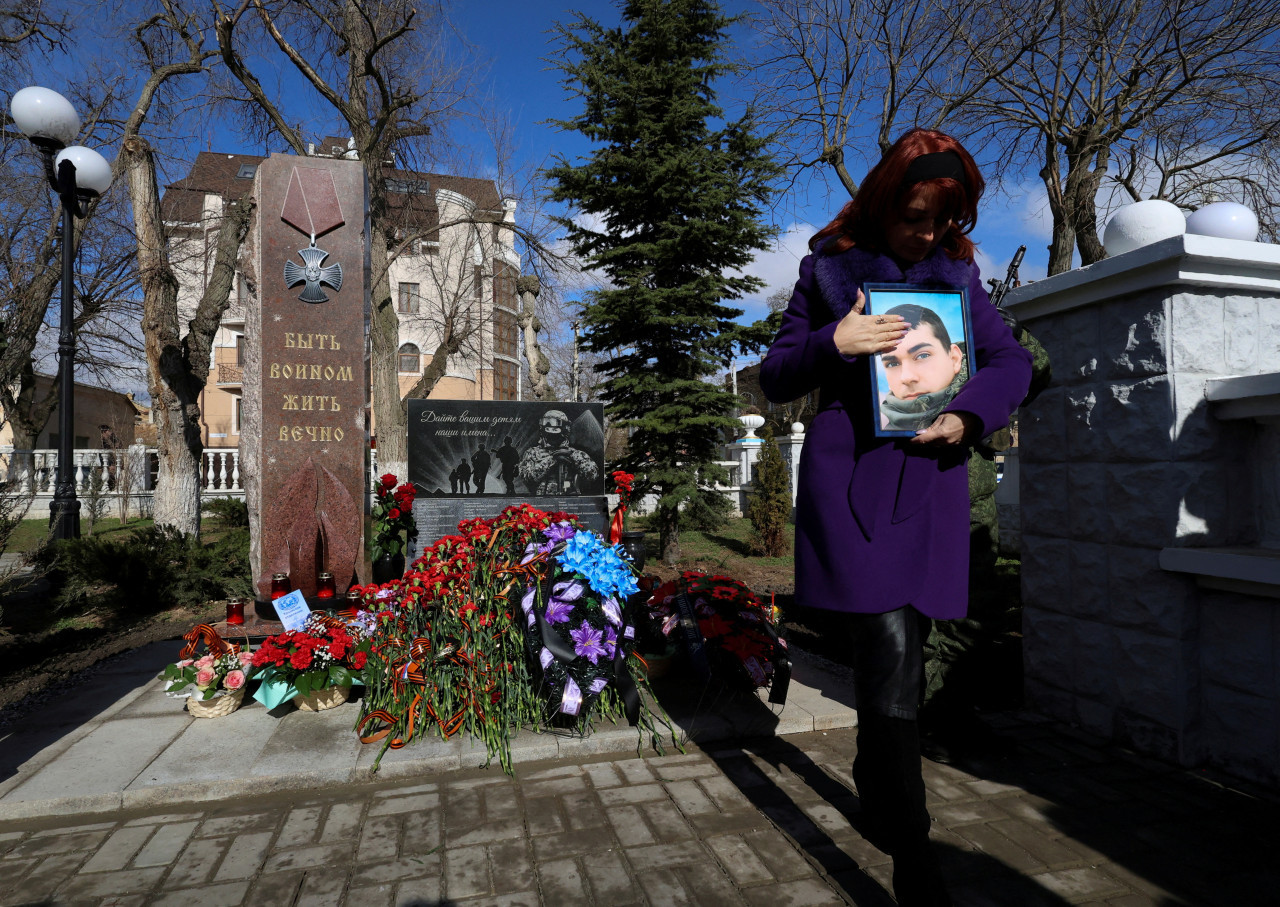 Monumento a los miembros del servicio ruso asesinados durante el conflicto Rusia-Ucrania, en Yevpatoriya, Crimea. Reuters