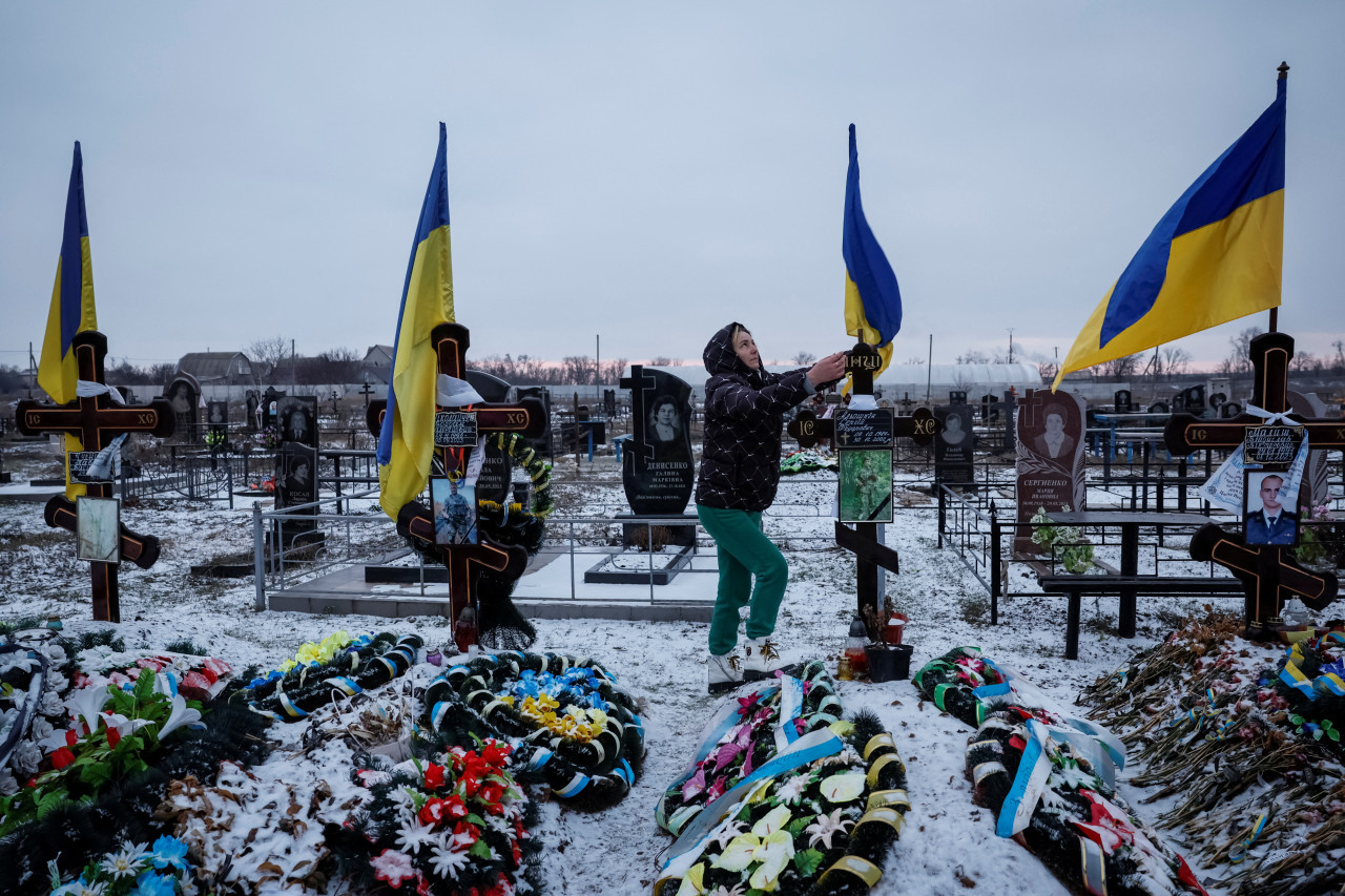 Callejón de los Héroes en un cementerio local, en medio del ataque de Rusia a Ucrania, en la aldea de Lozuvatka, región de Dnipropetrovsk, Ucrania. Reuters