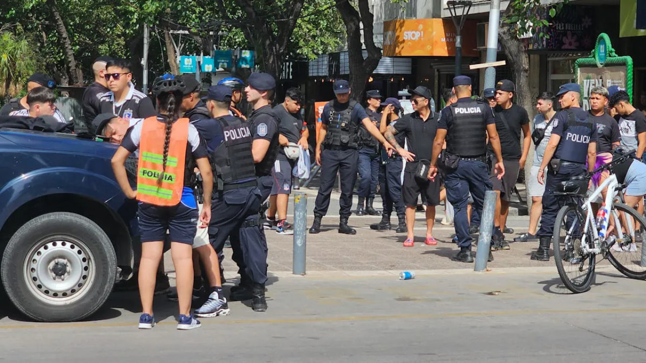 Los hinchas de Colo Colo protagonizaron violentos hechos en pleno centro mendocino. Foto: Uno