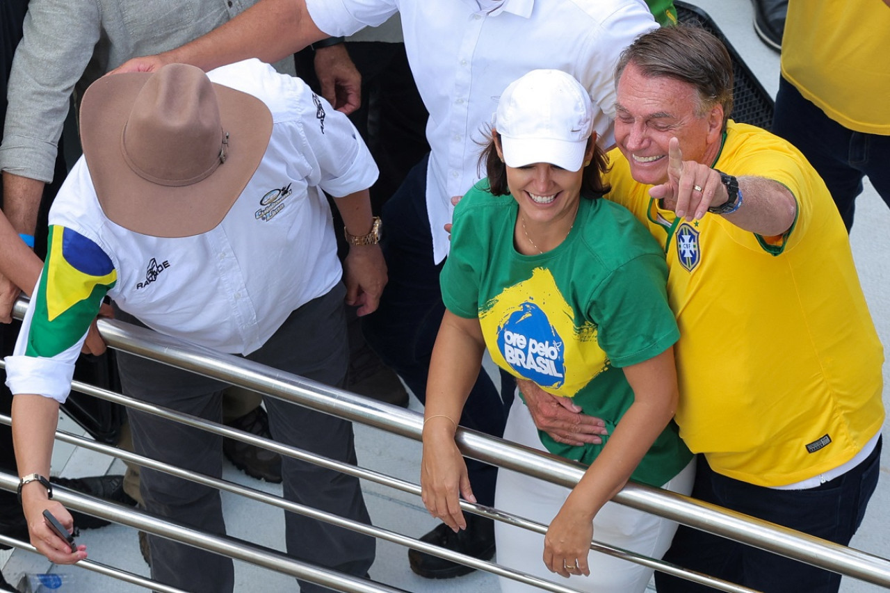Jair Bolsonaro junto a su esposa Michelle en Sao Paulo. Foto: Reuters.