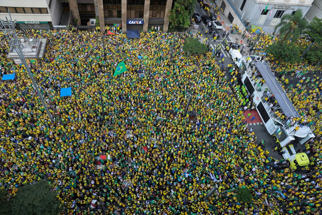 Miles de seguidores acompañaron a Jair Bolsonaro en Sao Paulo. Foto: Reuters.