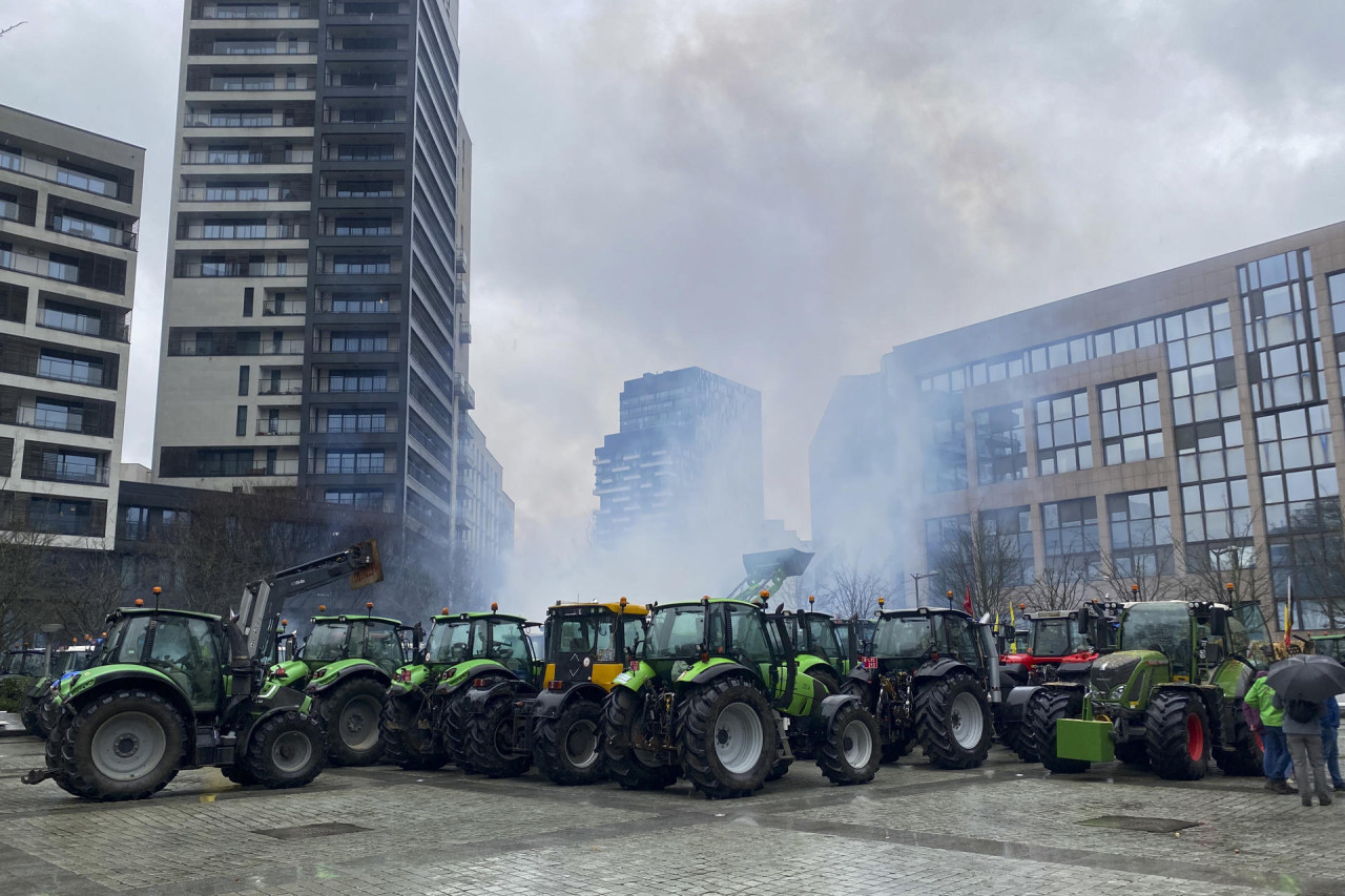 Tractorazo y tensión en Bruselas. Foto: EFE.