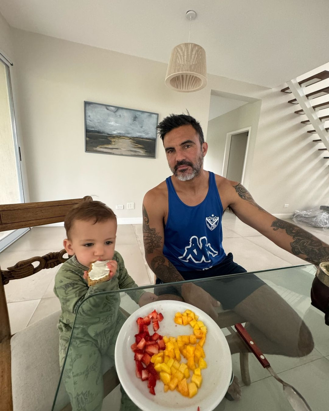 Fabián Cubero y su hijo Luca. Foto: Instagram @micaviciconte
