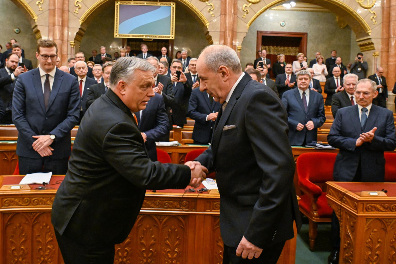 Tamás Sulyok, presidente de Hungría, y el primer ministro Viktor Orbán. Foto: EFE.