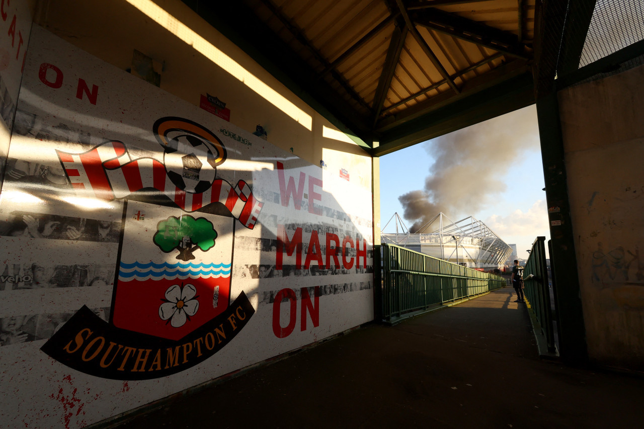 Incendio que provocó la suspensión del partido entre Southampton y el Preston North End. Foto: REUTERS.