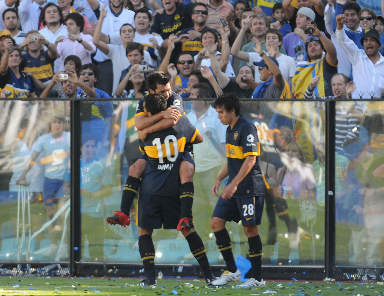 Gary Medel y Juan Román Riquelme; Boca Juniors. Foto: NA