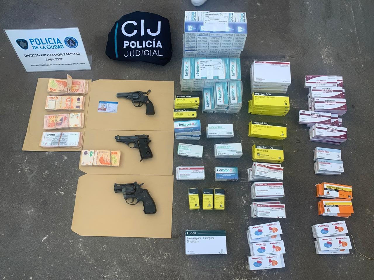 Las armas y los medicamentos incautadas al psiquiatra de Belgrano. Foto: Policía de la Ciudad.