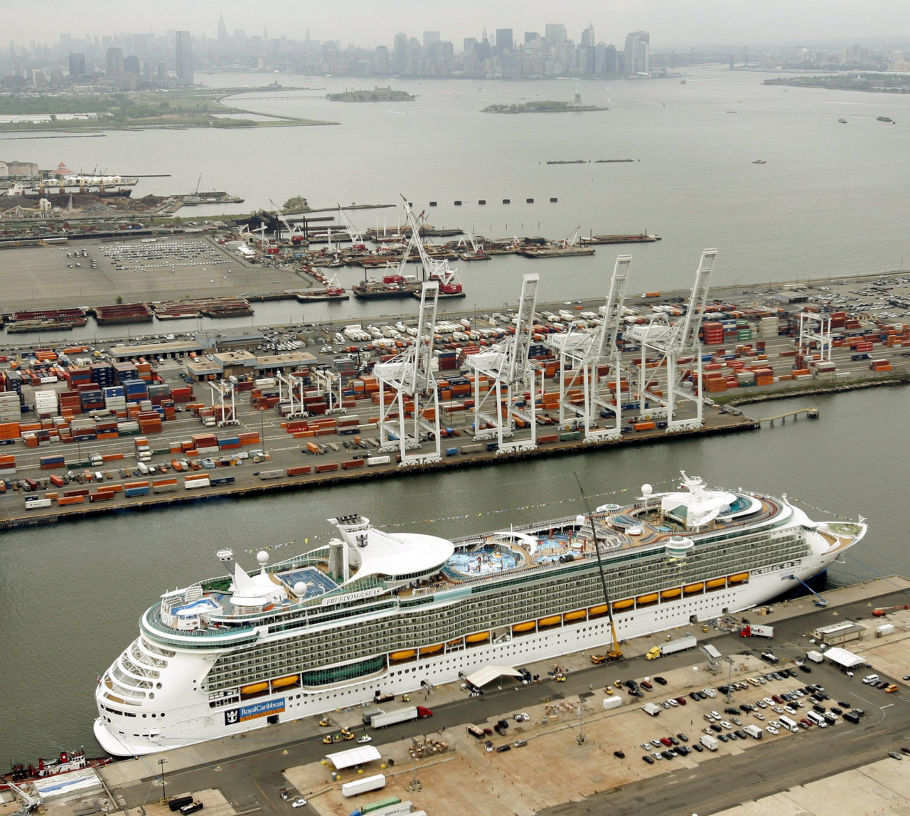 Un crucero atracado en el puerto de Nueva York. Foto: EFE