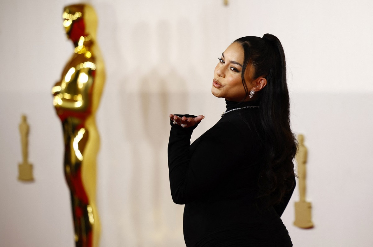Vanessa Hudgens en la alfombra de los Premios Oscar 2024. Foto: Reuters.