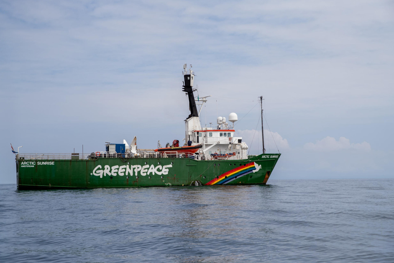 Arctic Sunrise, uno de los barcos de la organización ecologista Greenpeace, en el Archipiélago Galápagos. Foto: EFE.