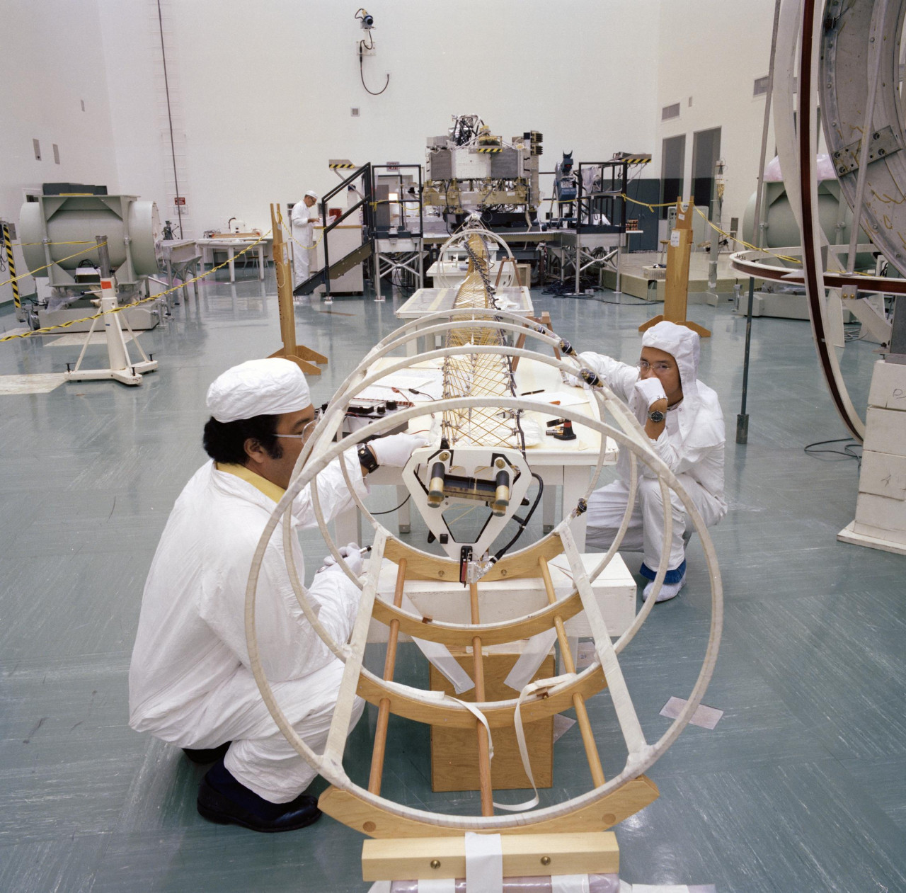 Construcción de la sonda espacial Voyager 1 (1976). Foto: NASA.