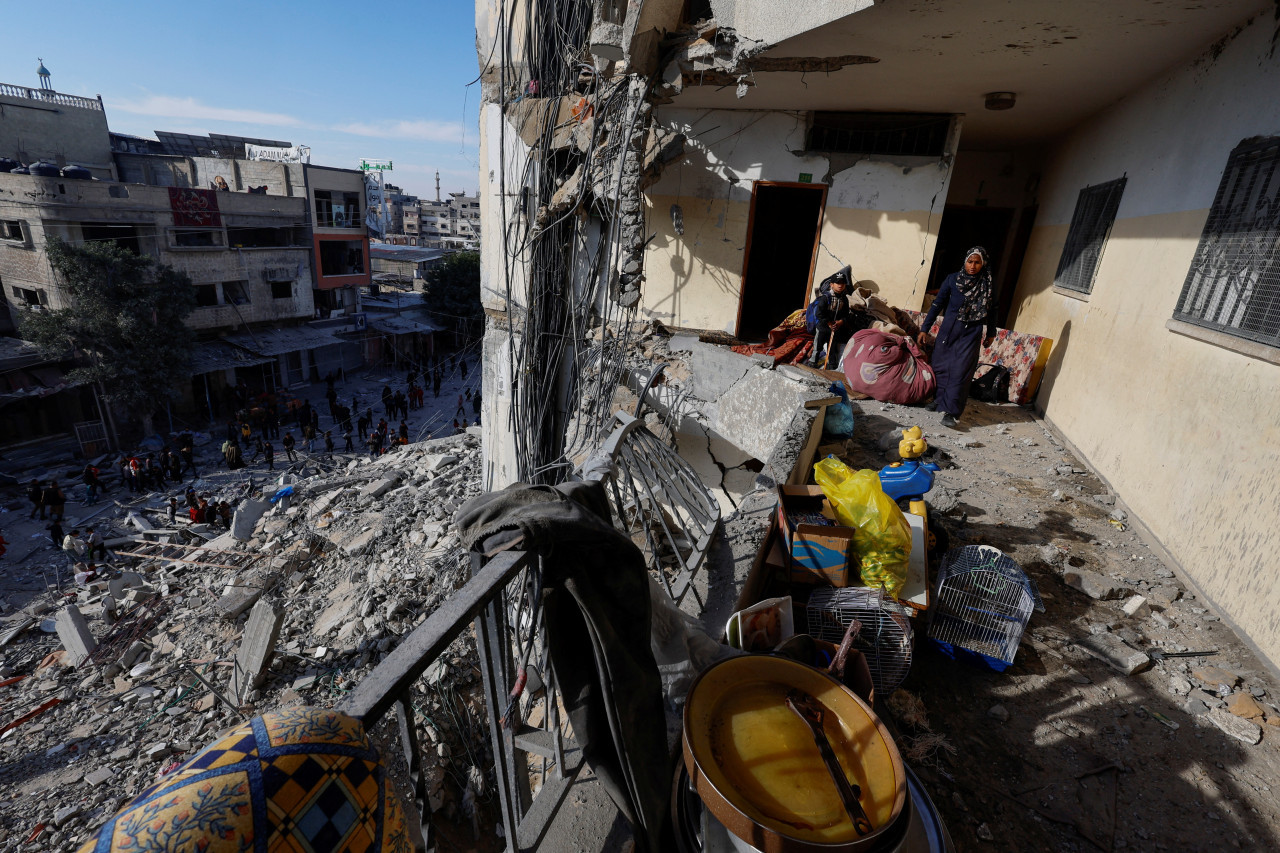Una mujer y un niño luego de un ataque aéreo israelí contra un edificio, en Rafah. Reuters