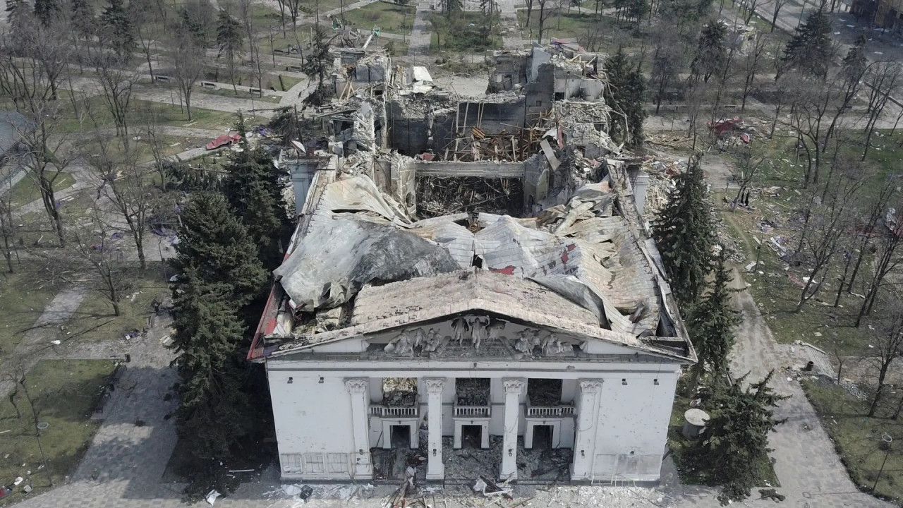 Ataque ruso contra el Teatro de Mariúpol en marzo de 2022.