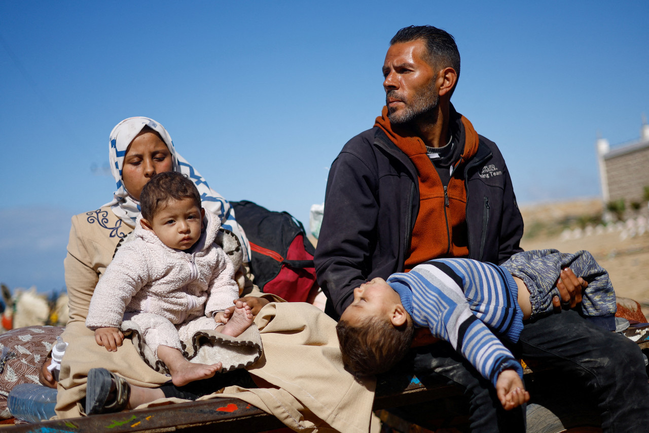 Palestinos huyen de Gaza tras la ofensiva de Israel. Foto: REUTERS.