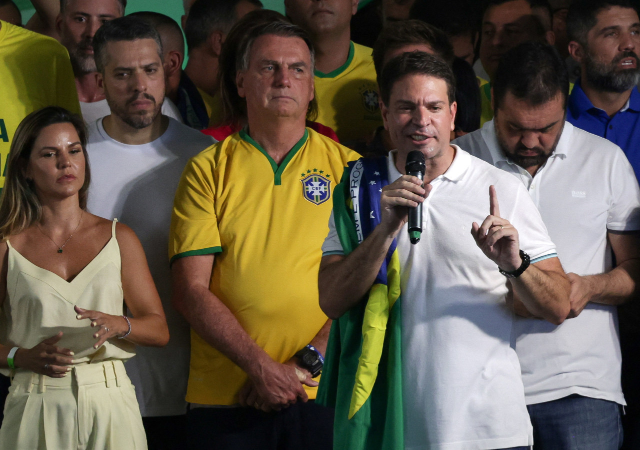 Alexandre Ramagem junto a Jair Bolsonaro, expresidente de Brasil. Foto: Reuters.