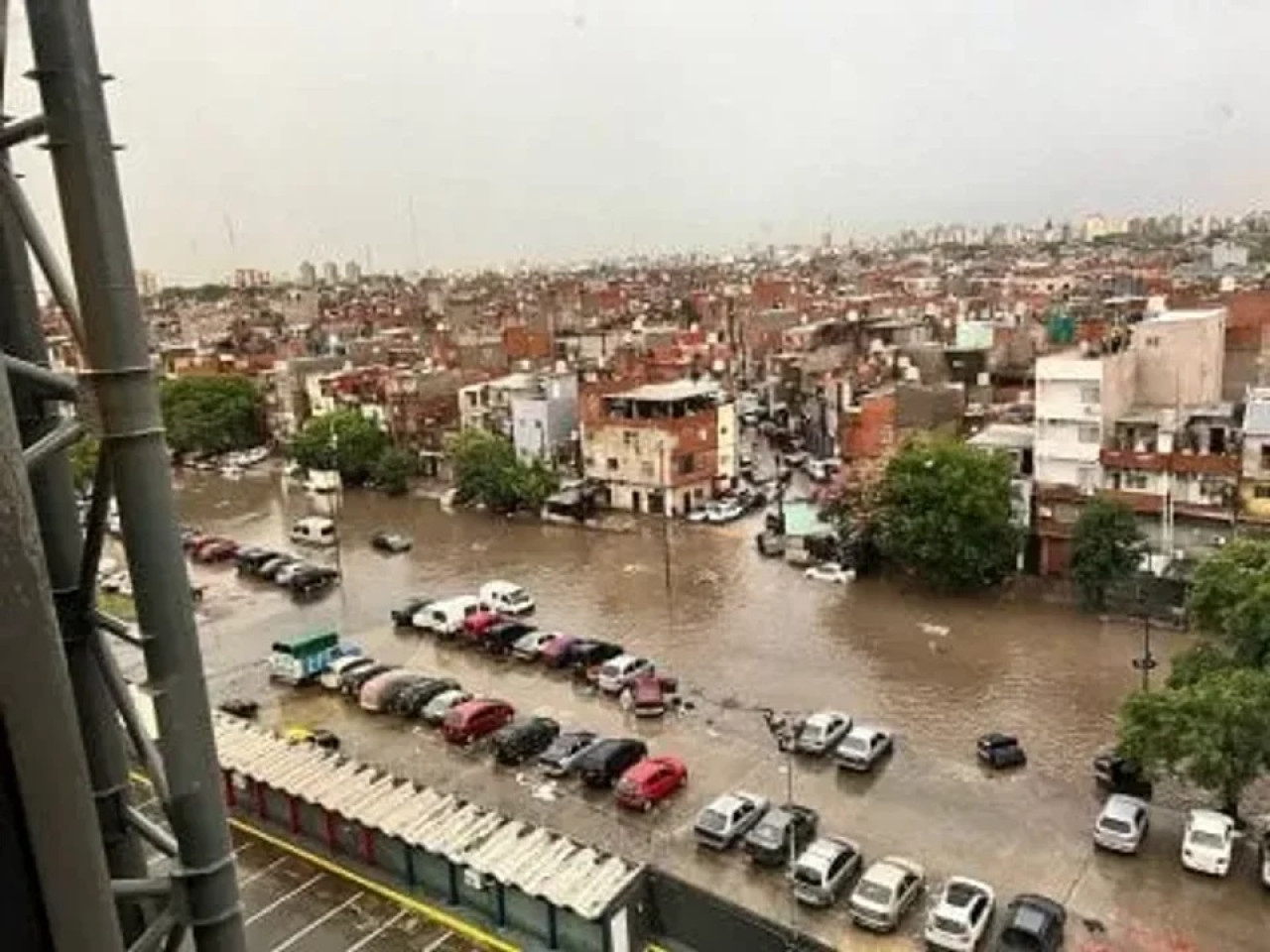 Inundación en la zona cercana al estadio de San Lorenzo por el temporal. Foto: NA.
