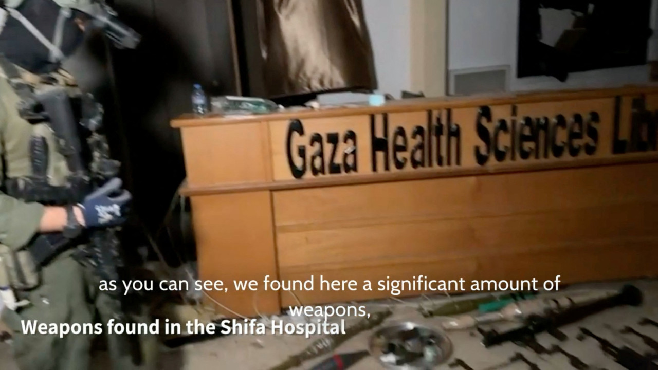 Armas halladas dentro del Hospital Al Shifa en Gaza. Foto: Reuters.