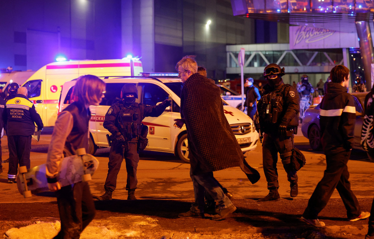 Afueras del recinto donde ocurrió el tiroteo terrorista en Moscú, Rusia. Foto: Reuters.