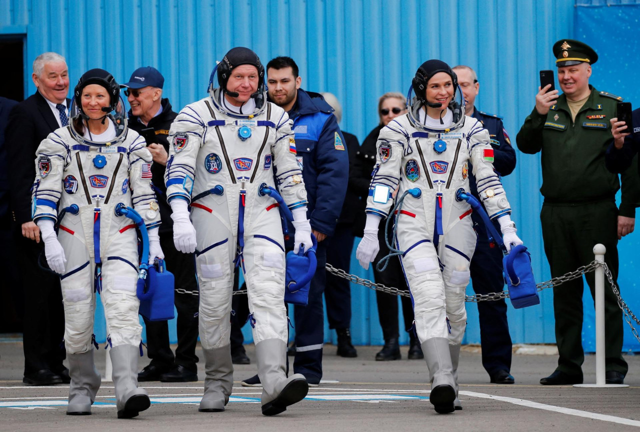 Tripulantes de la nave rusa Soyuz MS-25 rumbo a la Estación Espacial Internacional. Foto: EFE.