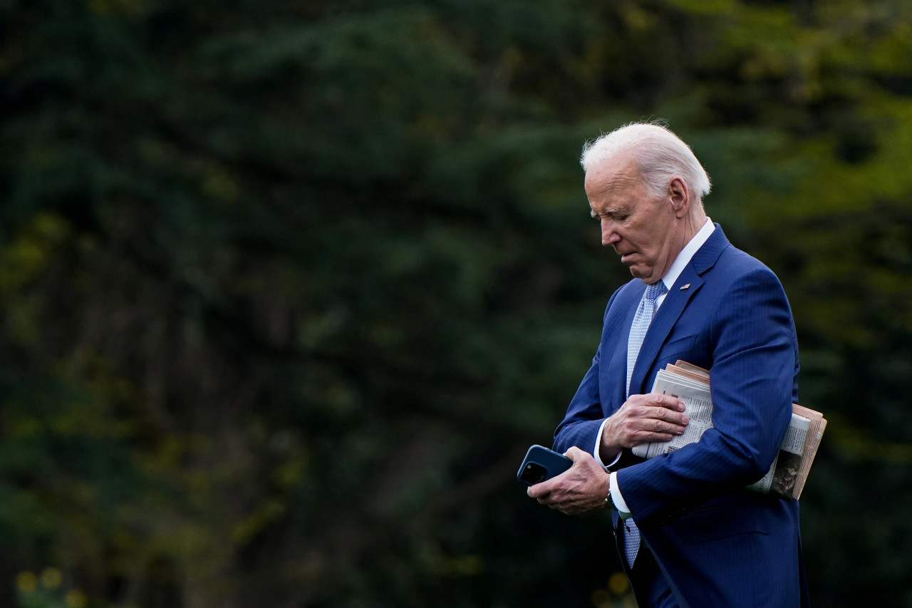 El presidente de Estados Unidos, Joe Biden, saliendo de la Casa Blanca en Washington. Reuters