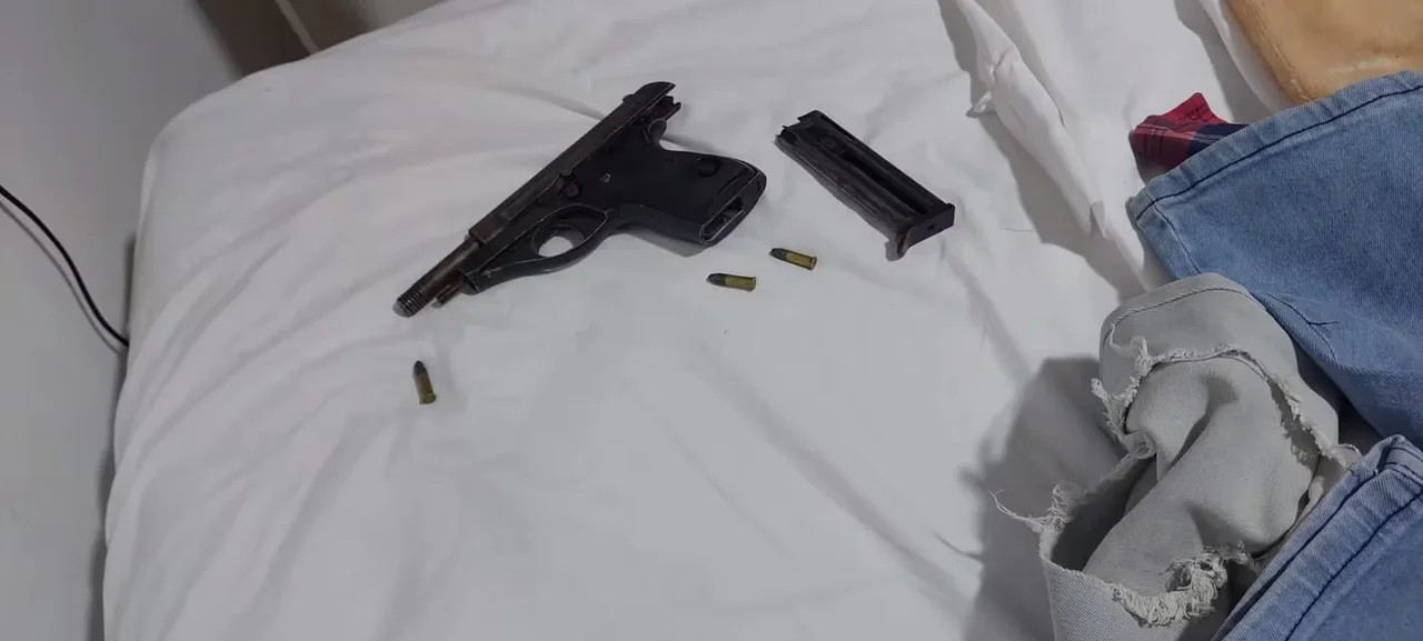 Armas encontradas en el allanamiento a los sospechosos por las amenazas a Di María. Foto: NA.