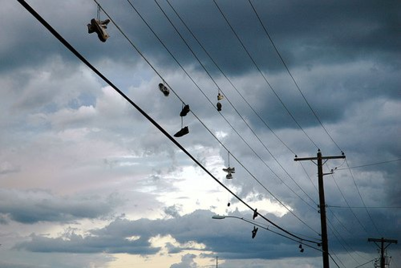 Zapatillas en los cables. Foto: X