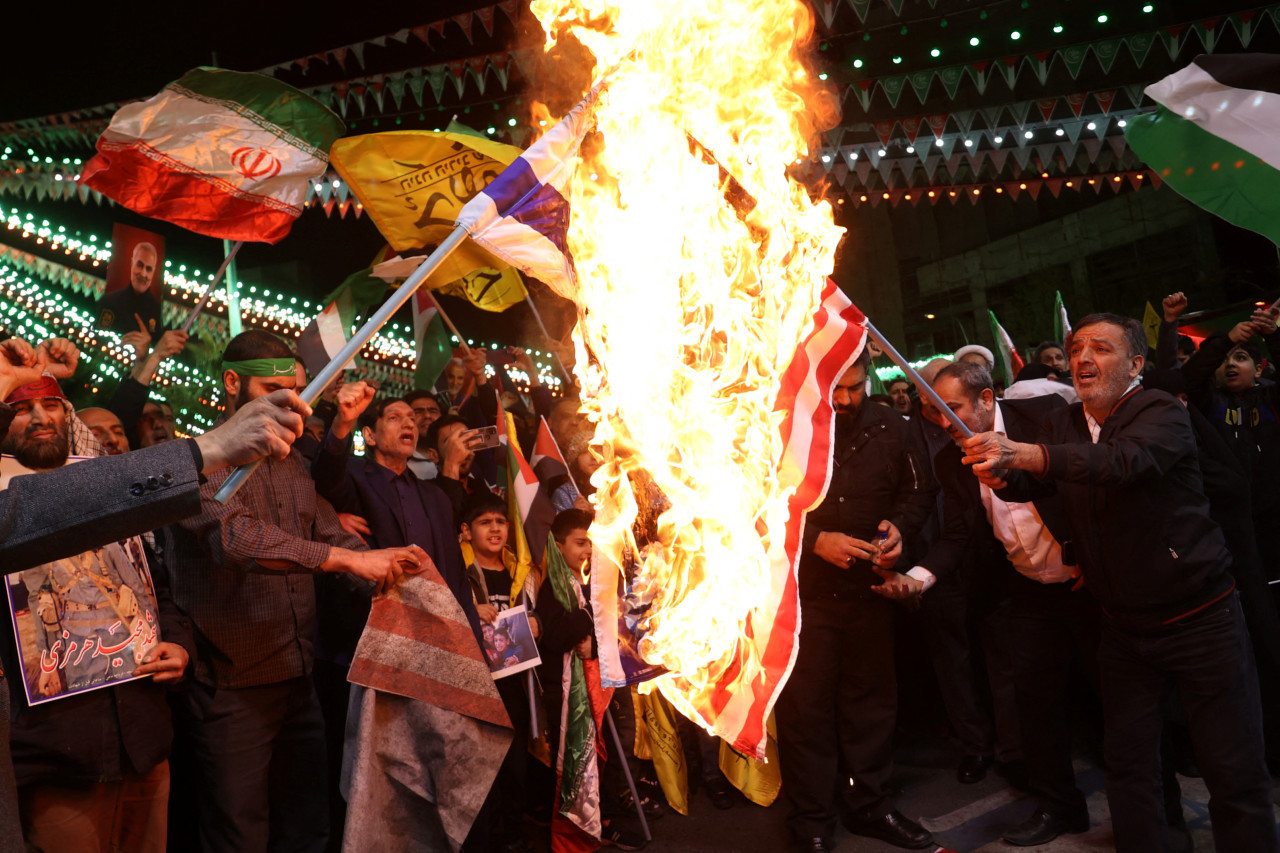 Protestas tras el ataque israelí en consulado iraní en Siria. Foto: Reuters.