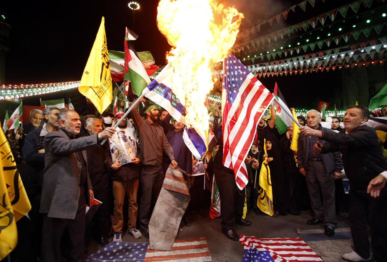 Protesta por el ataque israelí en Siria contra embajada iraní. Foto: Reuters.