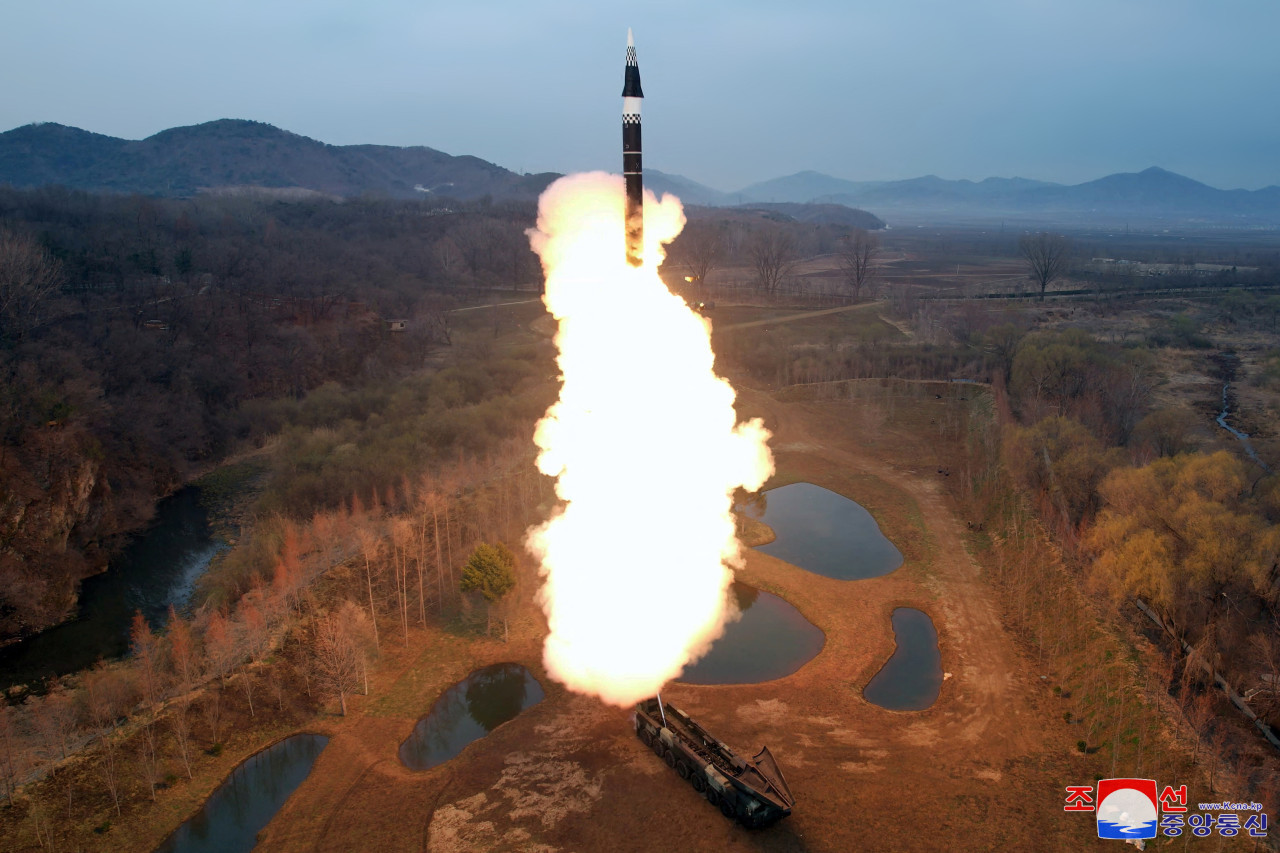 Corea del Norte lanzó un misil balístico al mar de Japón. Foto: Reuters.