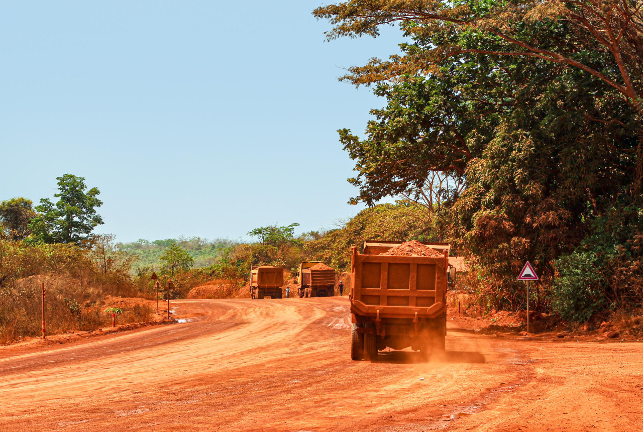 Camiones transportando bauxita por una carretera minera en Guinea. Foto EFE.