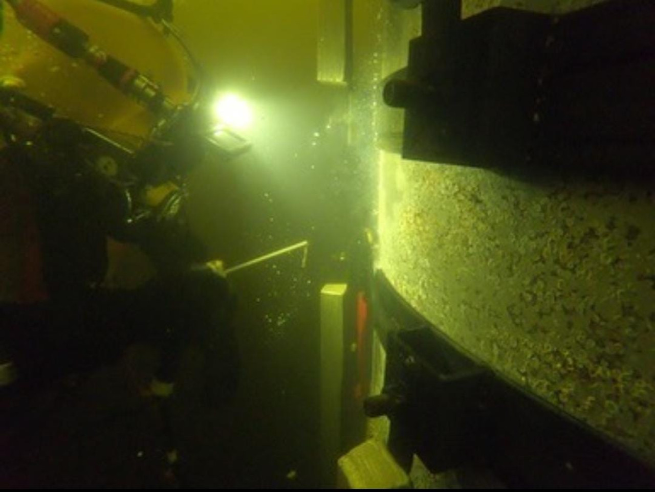 Soldador submarino realizando su labor. Foto: Instagram / underwater_welding_reynart.