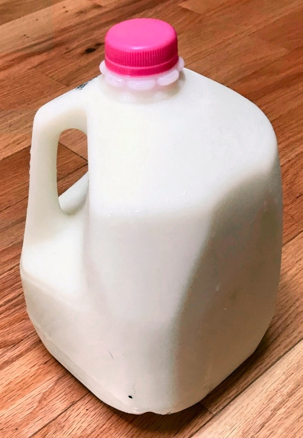 Botellas de leche de plástico 2, HDPE. Foto: Wikipedia