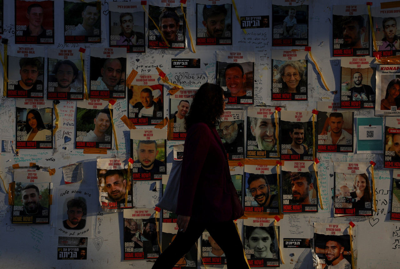 Posters de algunos de los rehenes desaparecidos. Foto: Reuters