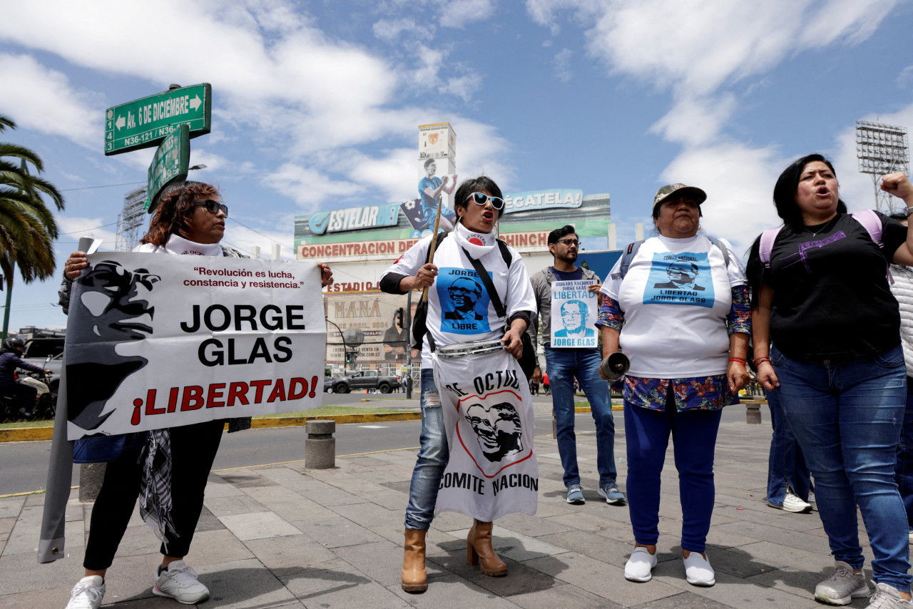 Protesta en Hospital de Guayaquil donde está Jorge Glas. Foto: Reuters.