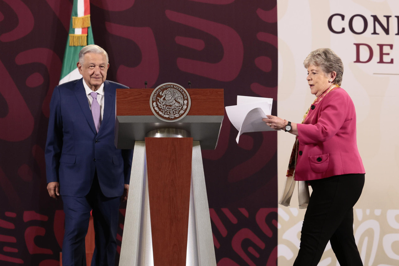 Alicia Bárcena y López Obrador protagonizar la solicitud. Foto: EFE
