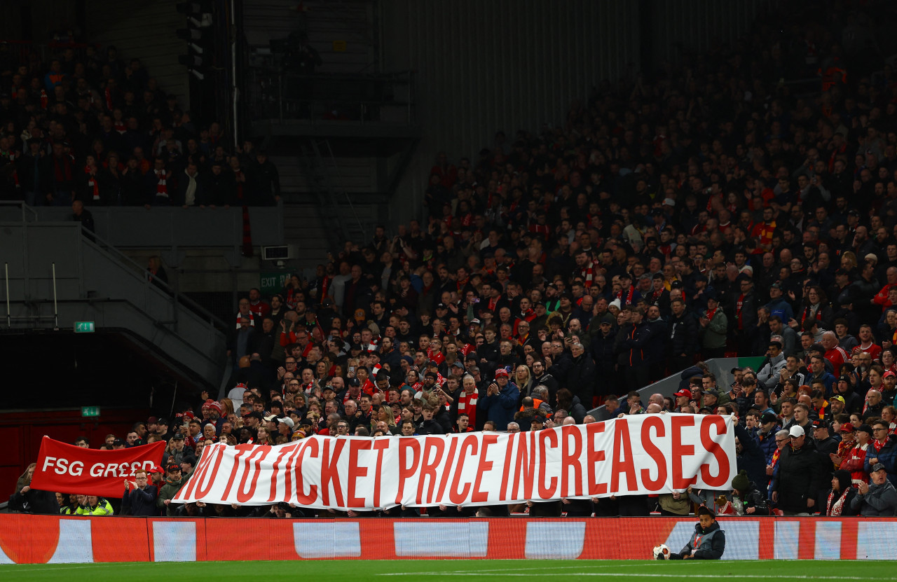 La protesta de los hinchas del Liverpool. Foto: Reuters