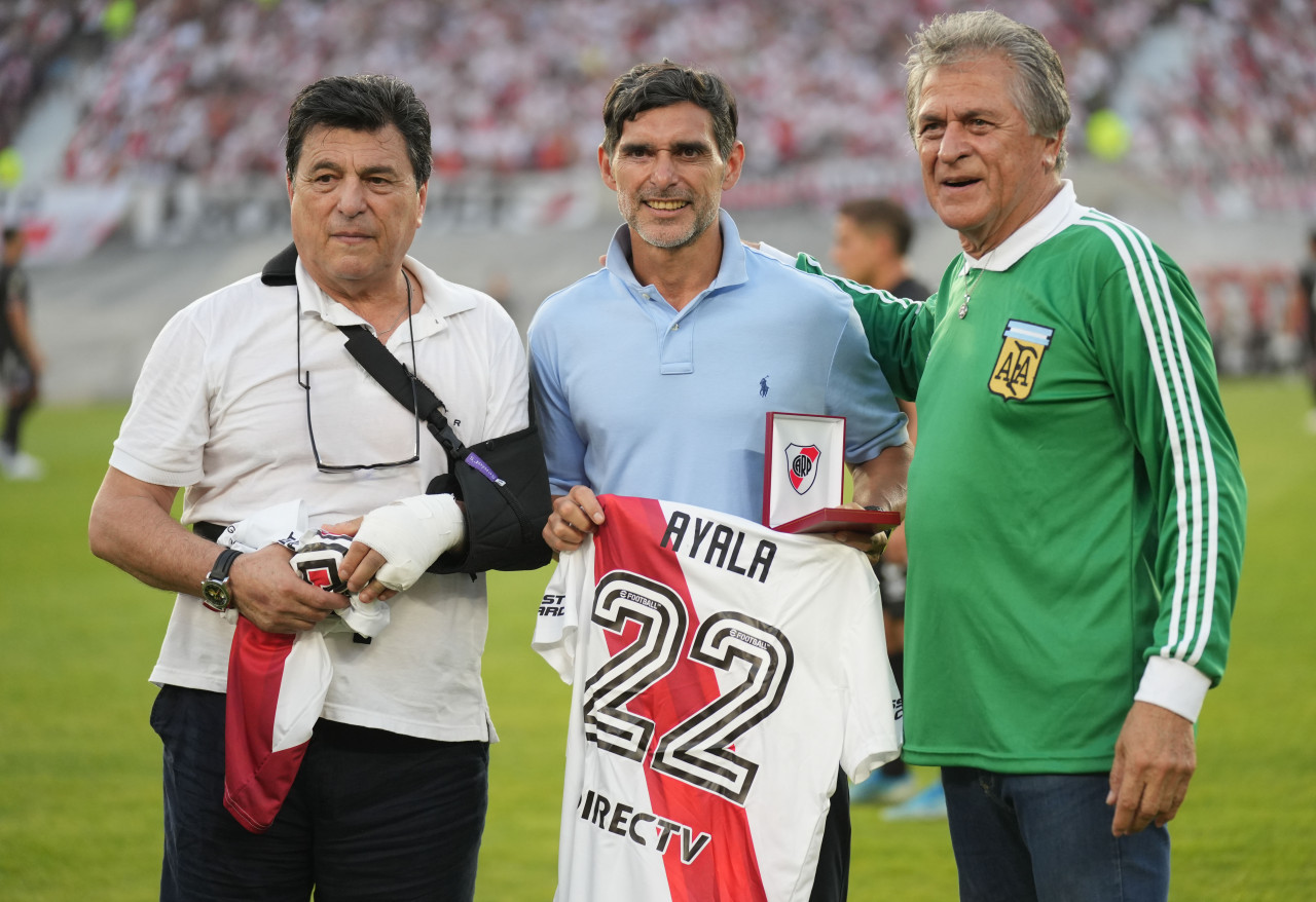 Reconocimiento a Roberto Ayala por ser campeón en Qatar 2022. Foto: NA.
