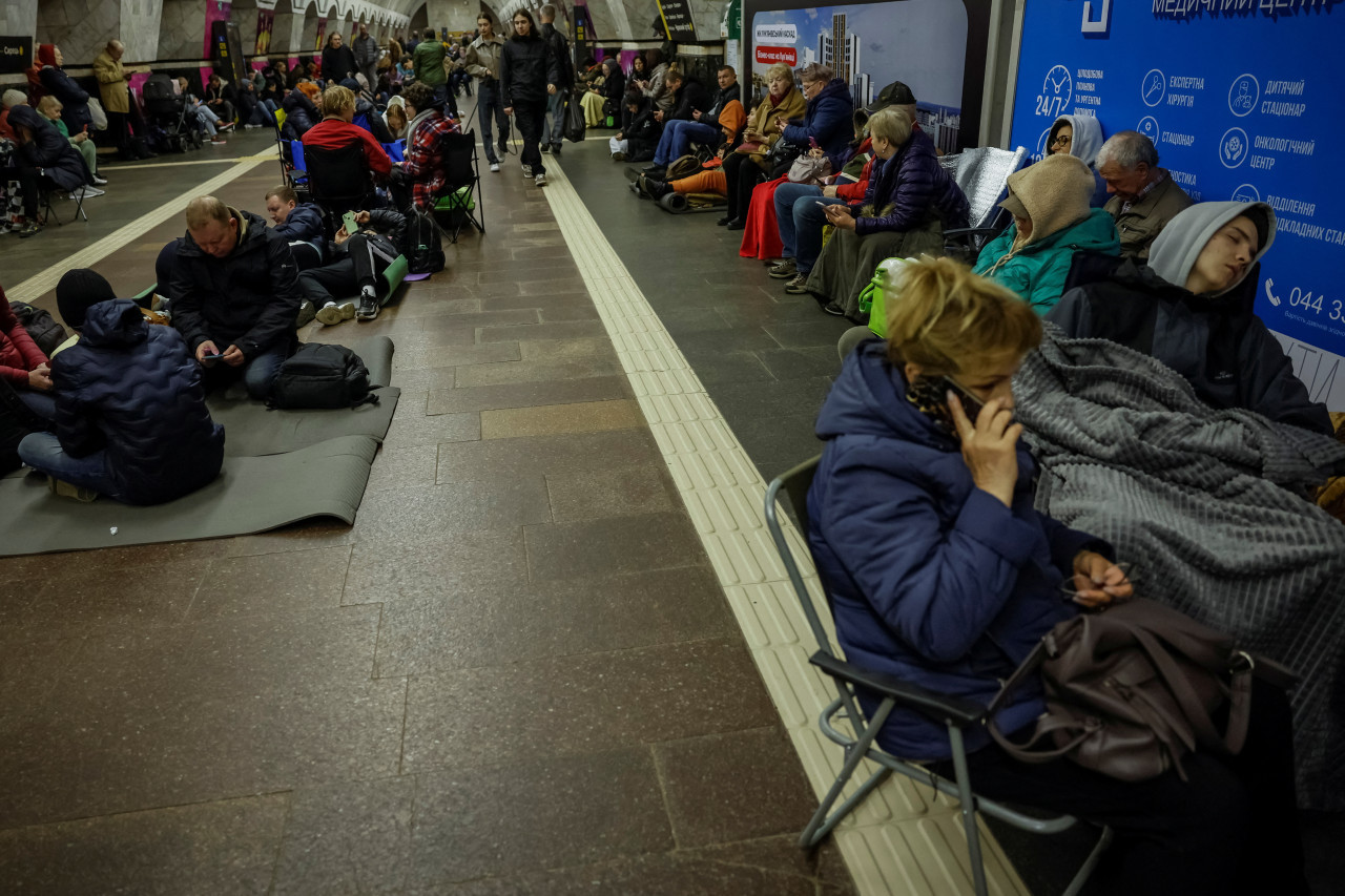 La gente se refugia en una estación de metro ante un ataque con misiles rusos en Kiev. Reuters