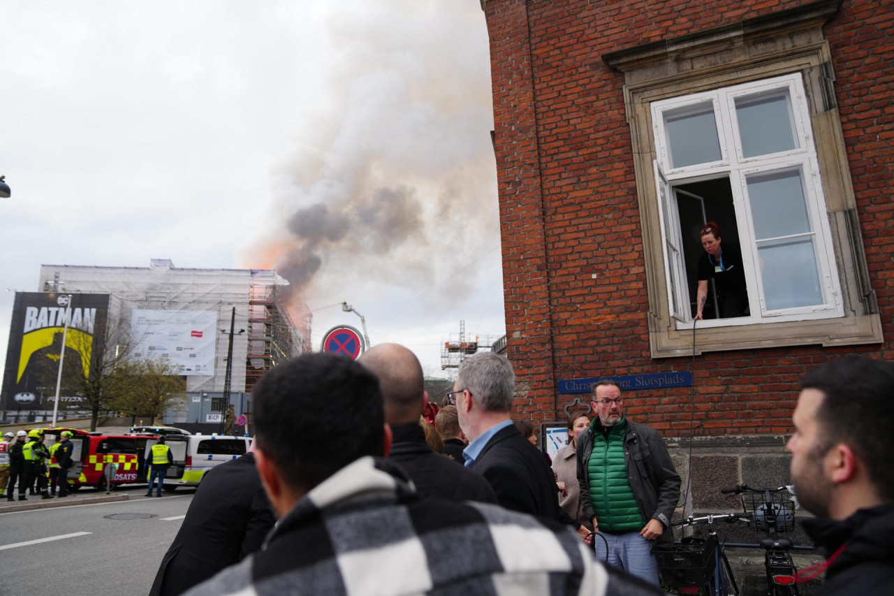 Incendio en la antigua bolsa de Copenhague, Dinamarca. Foto: EFE.