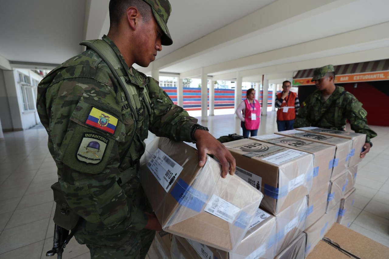 Preparativos para las votaciones del referéndum en Ecuador. Foto: EFE.