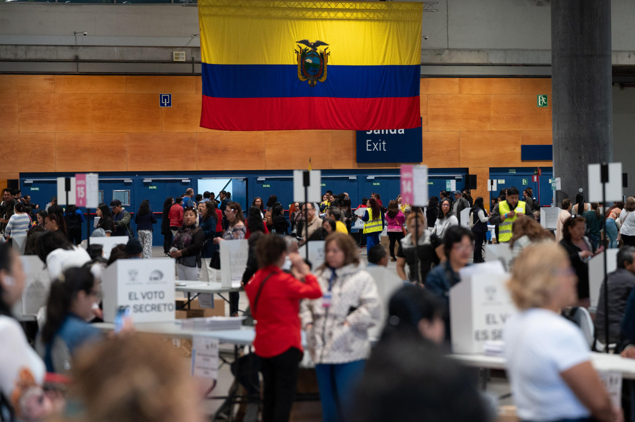 Votación del referéndum en Ecuador. Foto: EFE.