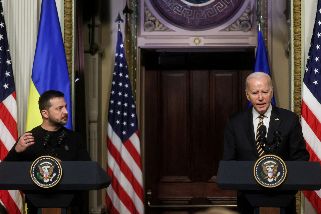 Volodimir Zelenski y Joe Biden mantuvieron una conversación telefónica. Foto: Reuters